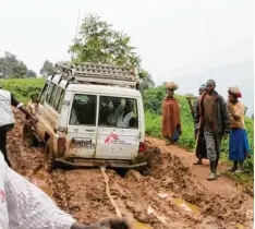  ??  ?? Schon der Weg zum Einsatzort in Mweso stellte sich als große Herausford­erung dar. Sechs Stunden lang dauert die Fahrt von 130 Kilometer. Immer wieder blieben Autos im Schlamm stecken.