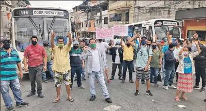  ?? Fotos: José Pizza / EXTRA ?? Los moradores de la Juan Montalvo y sectores aledaños salieron ayer para exigir el retorno de los buses de la línea 116.