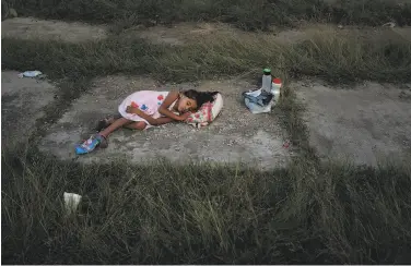  ?? Spencer Platt / Getty Images ?? A child sleeps as the caravan settles in for the night in an abandoned motel in Oaxaca state, Mexico.