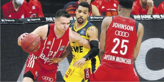  ?? BILD:Imago ?? Schlängelt sich um den Bayern-Block herum: Oldenburgs Phil Pressey (Mitte) versucht an Münchens Zan Sisko (links) dran zu bleiben, während JaJuan Johnson dieses verhindern will.