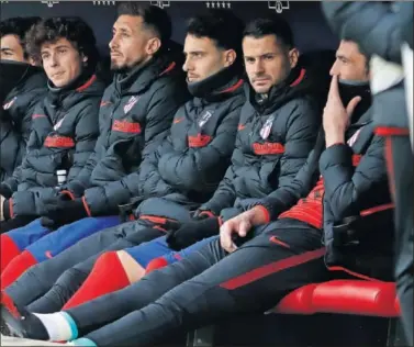  ??  ?? Vitolo, entre Hermoso y Adán, en el banquillo del Atlético durante un partido en el Wanda esta temporada.