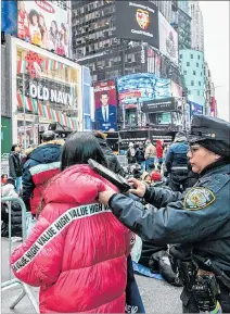  ?? JEENAH MOON / REUTERS ?? Manhattan. Revisión en Times Square previo al festejo neoyorquin­o.