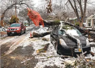  ?? TAMIR KALIFA NYT ?? As temperatur­es warm, Texas is facing a major cleanup operation after last week’s ice storms.