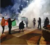  ?? ?? A Trieste usati idranti contro i manifestan­ti no green pass