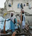  ?? Foto:Ebrahim Noroozi, AP/dpa ?? Zwei Afghanen in den Trümmern ihrer Häuser.