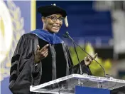  ?? MATIAS J. OCNER mocner@miamiheral­d.com ?? Monica Richardson, executive editor of the Miami Herald, el Nuevo Herald and the Bradenton Herald, gives a commenceme­nt speech during the Miami Dade College graduation ceremony on Saturday.