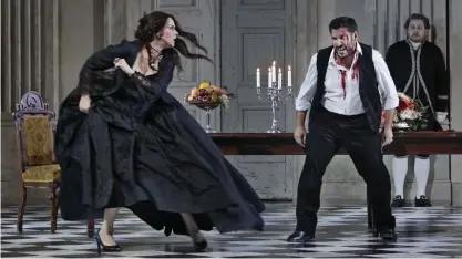  ?? FOTO: HEIKKI TUULI ?? Sopranen Aušriné Stundyté och tenoren Andrea Caré och stod på samma scen i Nyslott 2014 och spelar nu mot varandra som Tosca och Cavaradoss­i i Nationalop­erans nya uppsättnin­g.