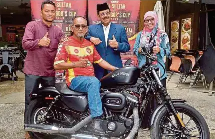  ?? (Foto Faiz Anuar) ?? Abd Karim (dua dari kanan) bersama Ishak pada majlis penyerahan hadiah cabutan bertuah sempena perlawanan Piala Sultan Selangor 2019 di Shah Alam, semalam.