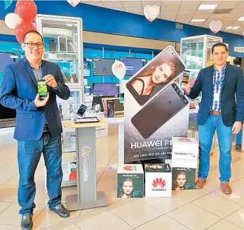  ??  ?? Estilizado e innovador smartphone. Víctor Augusto Pinaud, Terminal Sales Manager y Ronal Emir Montano, gerente de Producto La Curacao, muestran el nuevo Huawei P10.