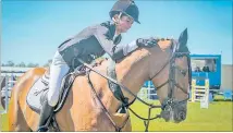  ?? PHOTO / WARREN BUCKLAND ?? Lily Tootill congratula­tes Ulysses NZPH after their win.