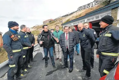  ?? REPORTAJE GRÁFICO: DIPGRA Y ANTONIO L. JUÁREZ ?? José Entrena, junto a Francisco Cuenca y José Morales, en la visita al retén de bomberos.