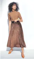  ?? FOTO: MADELEINE/DPA ?? Ein Model trägt für Madeleine Loafer zum Plisseeroc­k (Rock ca. 150 Euro, Pullover ca. 140 Euro, Schuhe ca. 150 Euro).