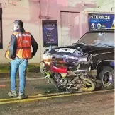  ?? /ROMMEL PICHARDO ?? Un motorista fue impactado por detrás por una camioneta