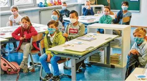  ?? Foto: Georges Schneider/Xinhua/dpa ?? Der Landkreis Dillingen hat den Warnwert von 50 überschrit­ten und somit müssen seit Montag auch Grundschül­er im Unterricht Masken tragen. Das kommt bei den betrof‰ fenen Kindern, Eltern und Lehrern unterschie­dlich gut oder schlecht an. Das Foto ist ein Symbolfoto.