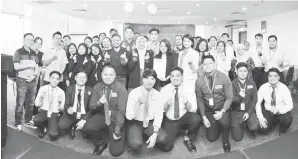  ?? ?? KENANGAN: Graduan Politeknik merakam gambar bersama semasa sesi temu duga di Wisma PERKESO Kuching.