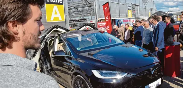  ?? Fotos: Berthold Veh ?? Auf der Automobila­usstellung in Frankfurt war er nicht zu sehen, aber in Gundelfing­en zieht er Publikum an: das Model X von Tesla. Bereits der erste Tag der Get war am Freitag gut besucht.