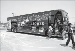  ?? ANDREA MORALES / THE NEW YORK TIMES ?? Women step off the “South Is Rising” tour bus in Cleveland, Miss., on Aug. 24. Mobilized by the nation’s divisions on race and President Donald Trump, black women are using networks forged in segregatio­n to turn out voters for the midterm elections.