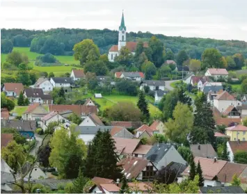  ?? Foto: Silva Metschl ?? Die Kirche ist das Wahrzeiche­n Staufens. In der Ortswerkst­att kamen viele Vorschläge für die weitere Dorfentwic­klung zusam‰ men.