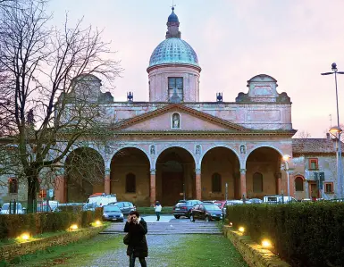  ??  ?? Il santuario La chiesa del Baraccano, nell’omonima piazza, è di proprietà dell’Asp e, fata eccezione per alcune occasioni, è chiusa al pubblico dal maggio 2012, quando ha riportato dei danni in seguito al terremoto