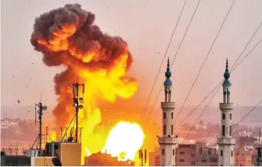 ?? Foto: AFP/Bashar Taleb ?? Treffer in Gaza: Israels Luftwaffe zerstörte am Wochenende Gebäude der Essedin-al-Kassam-Brigaden.