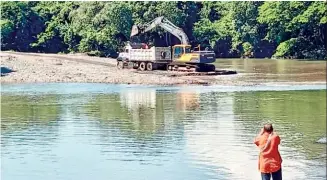  ?? ?? Atentos. Pobladores registran la llegada de un camión a extraer arena al río Grande.