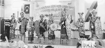  ??  ?? Balan Nyanding and Bungan Lisu beauty pageant competitio­n.