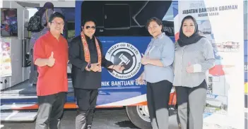  ?? ?? Azalina (second left) launching the Justice on Wheels programme, with Ewon (left) and Jannie (second right).