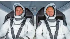  ??  ?? Die Nasa-Astronaute­n Bob Behnken and Doug Hurley sollen mit der neuen Raumkapsel von SpaceX zur Internatio­nalen Raumstatio­n fliegen.