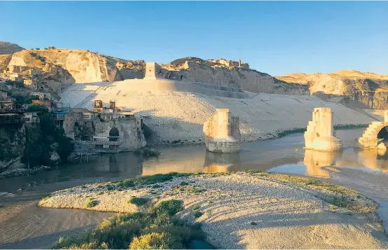  ??  ?? Hasankeyf ist seit 10.000 Jahren durchgehen­d bewohnt. Eine vielsprach­ige Stadt an der Wiege der Menschheit, die nun im Wasser versinkt.