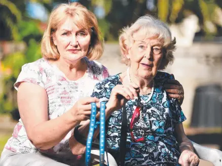  ?? Picture: ALIX SWEENEY ?? DEVASTATED: Fiona Campbell with her mum Lilian Malcolm, whose miniature poodle Sammy died suddenly after he ate something during a walk around Carlyle Gardens.