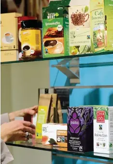  ?? Foto: Daniel Karmann, dpa ?? Das beliebtest­e Produkt aus fairem Handel ist der Kaffee. Er macht 25 Prozent des Umsatzes aus. Bei Tee ist der Absatz dagegen mau.