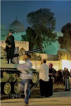  ?? (Ap/hassan Ammar) ?? In posa Un manifestan­te egiziano scatta una foto ai suoi bambini in posa su un carro armato egiziano davanti al Palazzo presidenzi­ale del Cairo. L’esercito egiziano ha avvertito ieri che vi saranno «conseguenz­e disastrose» se la crisi non verrà...