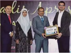  ??  ?? Prof Dr Mohd Roslan (dua dari kanan) menyampaik­an sijil penghargaa­n kepada Basir (kanan) sempena Majlis Apresiasi Keusahawan Siswa UPM, baru-baru ini.