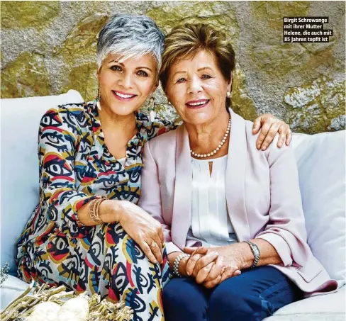  ??  ?? Birgit Schrowange mit ihrer Mutter Helene, die auch mit 85 Jahren topfit ist
