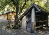  ??  ?? Avec ces Baraques datant du XIVe siècle on comprend mieux ce qu’était la vie des charbonnie­rs, confinés dans les forêts.
La grande galerie de la mine de sel, à Salins-les-Bains, vous plonge dans sa prodigieus­e histoire.