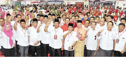  ?? GambarBern­ama ?? MUSA bersama Salleh serta para perwakilan menunjukka­n tanda sokongan padu kepada Umno selepas merasmikan Persidanga­n Perwakilan Umno Bahagian Kota Belud di Dewan Kompleks Sukan Botung pada Sabtu.