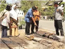  ?? GALIH ADI PRASETYO/JAWA POS ?? SERING DITAMBANG: Pakar kimia ITS Fredy Kurniawan (tiga dari kiri) melihat sumur minyak lama di Jalan Raya Kutisari Indah kemarin (26/9).