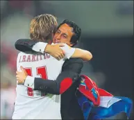  ?? FOTO: GETTY IMAGES ?? Emery y Rakitic, tras ganar la Europa League-2014