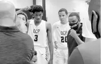  ?? BUDDY COLLINGS/ORLANDO SENTINEL ?? Orlando Christian Prep coaches Tim Burke, left, and head coach Treig Burke (mask) huddle with players, from left, Omar Figueroa, A.J. Brown and Isaiah Brown.