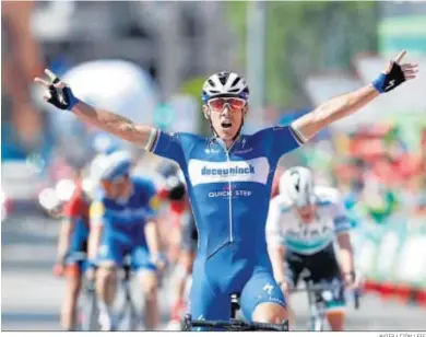  ?? JAVIER LIZÓN / EFE ?? El belga Philippe Gilbert levanta los brazos para celebrar el triunfo en la etapa.