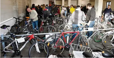  ?? Foto: Silvio Wyszengrad ?? 90 herrenlose Fahrräder wurden von der Stadt Augsburg im Depot des Ballenhaus­es im Textilvier­tel versteiger­t. In dem Kellerraum war viel los. An die hundert Interessen­ten schauten im Lauf des Vormittags vorbei. Viele boten bei der Auktion mit.