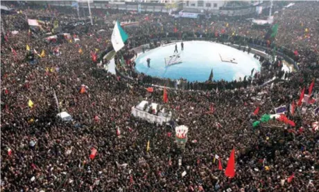  ??  ?? Una multitud, estimada en más de un millón de iraníes, despidió los restos del general Qassim Suleimani.