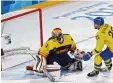  ?? Foto: dpa ?? Die Entscheidu­ng: Schwedens Viktor Stalberg überwindet Torhüter Timo Piel meier zum 1:0 Endstand.