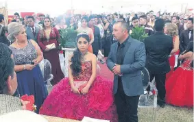  ??  ?? El 26 de diciembre de 2016, 60 mil personas llegaron a La Joya por la convocator­ia de Crescencio Ibarra, en un video que se hizo viral, para festejar los XV años de su hija menor.