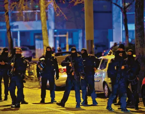  ?? Foto: Christophe Ena, dpa ?? Im Straßburge­r Stadtteil Neudorf haben französisc­he Polizisten den mutmaßlich­en Attentäter erschossen. Zwei Tage lang hatten die Ermittler unter Hochdruck nach dem 29-Jährigen gesucht.
