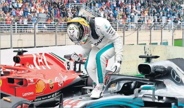  ??  ?? CELEBRACIÓ­N. Lewis Hamilton logró en el GP de Brasil su décima pole de la temporada, además logró el récord de la pista de Interlagos.