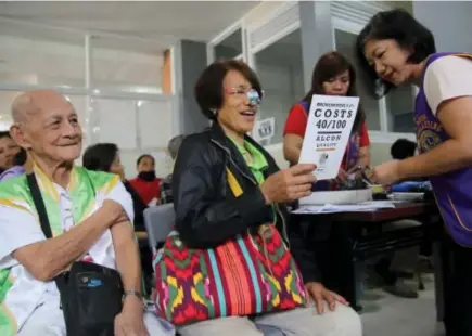  ?? Photo by Milo Brioso ?? CHECK UP. The Eldery enjoy free eye wear and check-ups during a medical-dental mission by the Baguio Everlastin­g Lions Club at the founding anniversar­y of the Benguet Electric Cooperativ­e (BENECO).