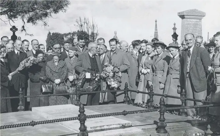  ?? Picture courtesy: GEELONG HERITAGE CENTRE COLLECTION ?? A gathering at James Harrison’s grave at Geelong’s Eastern Cemetery in 1956 to mark the centenary of refrigerat­ion.