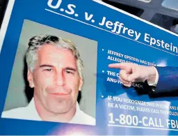  ?? EFE ?? En la imagen el registro de una foto policial de Jeffrey Epstein, quien estaba acusado de tráfico sexual de menores.