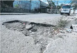  ?? FOTO: EL HERALDO ?? los conductore­s se ven obligados a invadir el carril contrario con el mn de no caer dentro del enorme agujero y dañar la unidad.